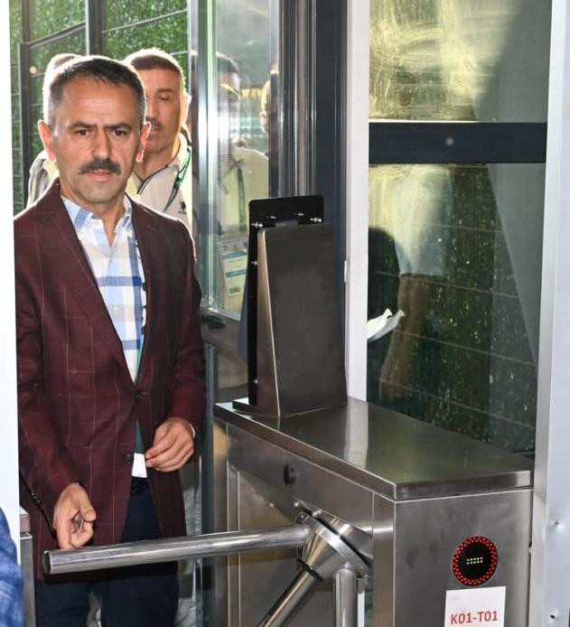 O iddia boş çıktı! Vali İlhami Aktaş Kocaeli Stadı’na kendi kartı ile girdi! - Resim : 2