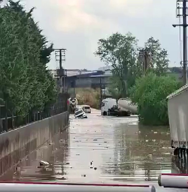 Kocaeli'yi sağanak vurdu: Araçlar mahsur kaldı - Resim : 4