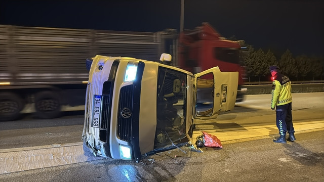 Kocaeli'de feci kaza! Kontrolden çıkan minibüs devrildi - Resim : 2