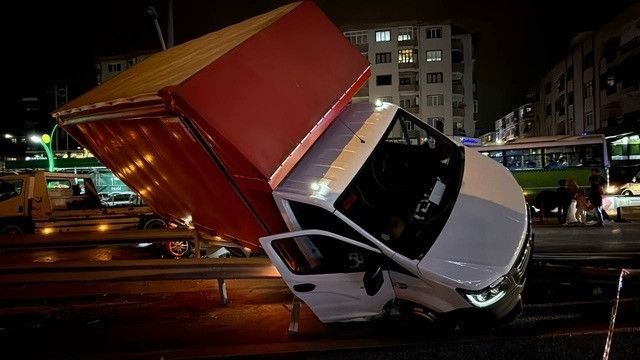 Otomobil ile kamyonet çarpıştı, 3 kişi ölümden döndü! - Resim : 1