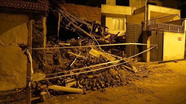 Balıkesir'de bina çöktü - Resim: 4