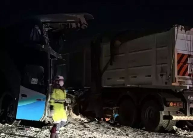 Yolcu otobüsüyle kamyon çarpıştı: 11 ölü 45 yaralı - Resim: 4