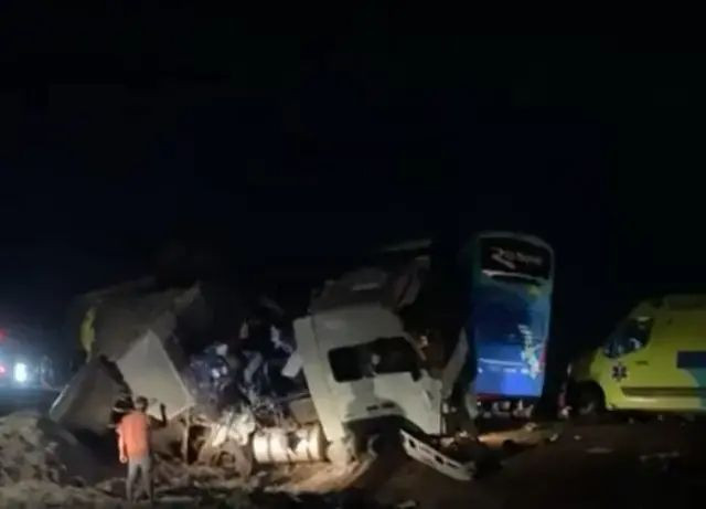 Yolcu otobüsüyle kamyon çarpıştı: 11 ölü 45 yaralı - Resim: 3