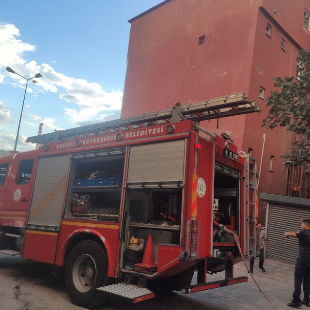 Yanan dairede kalan kişi fenalık geçirdi - Resim : 1