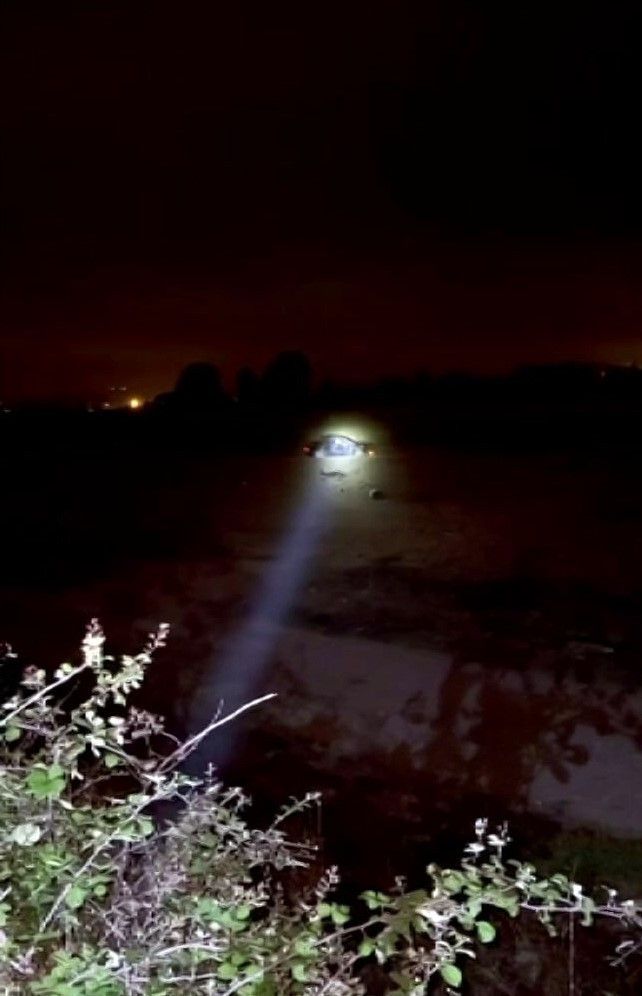 Kontrolden çıkan araç taklalar atarak tarlaya uçtu! - Resim : 2