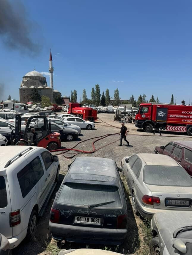 Yangın otoparka sıçradı, 10 araç yandı! - Resim : 4