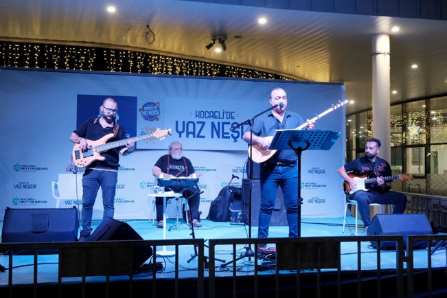 Kocaeli'de Rockabesk rüzgarı... Dinleyenleri mest etti - Resim : 2