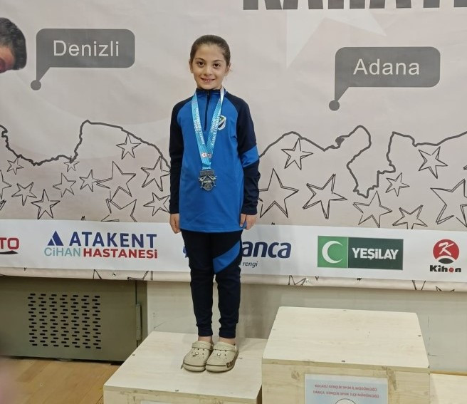 Kartepeli karateciler kürsüden inmedi! - Resim : 4