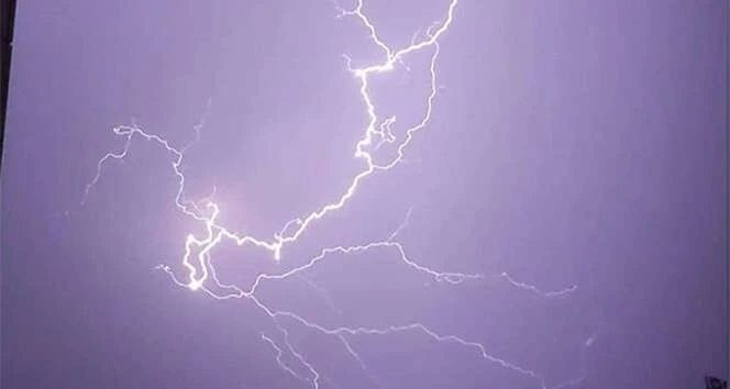 Yıldırım düştü, yangın çıktı! - Resim: 6