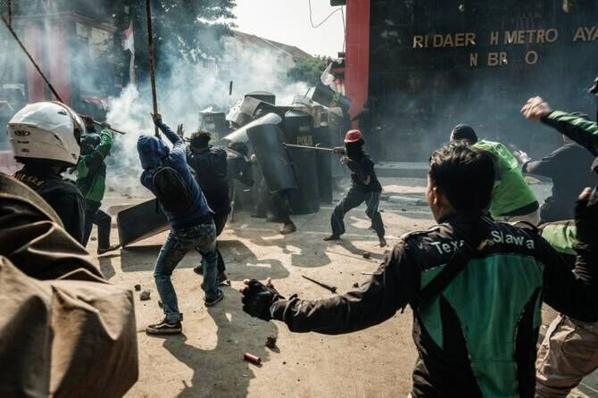 İç savaş alarmı! Halk milletvekillerinin evlerini bastı! - Resim: 3