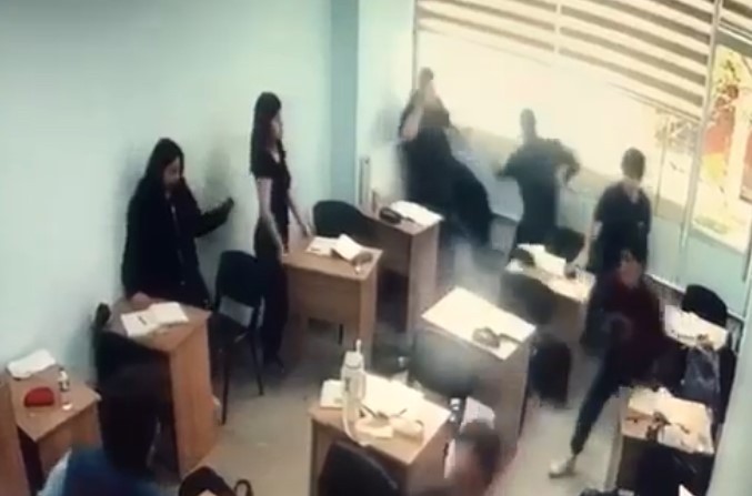 Kurs merkezinde dehşet anlar: Sınıfa girip öğrenciye saldırdı - Resim : 1