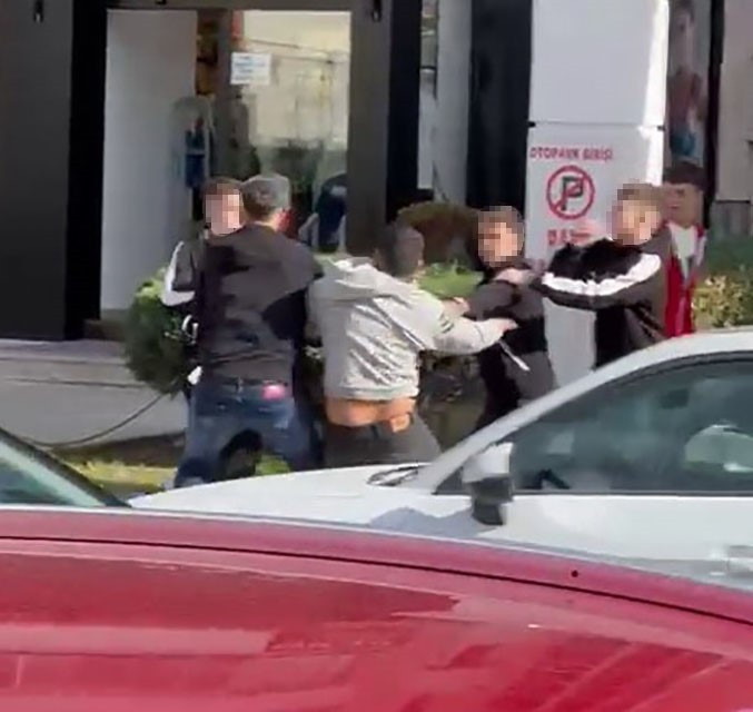 Gençler arasında çıkan kavgada tekme ve yumruklar havada uçuştu! - Resim : 1