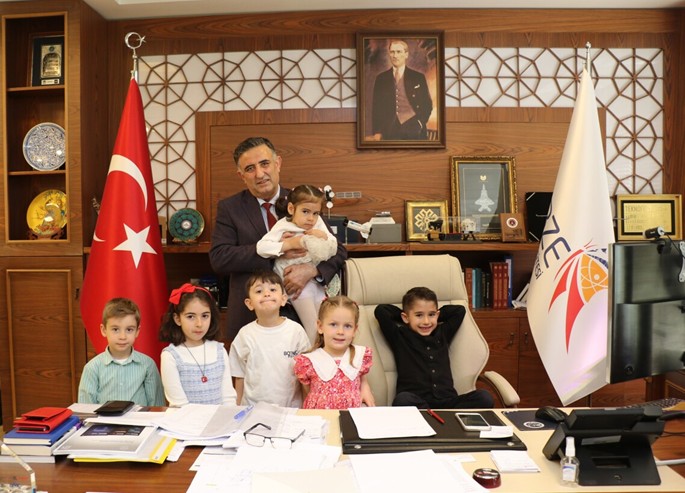 GTÜ’de rektörlük koltuğuna minikler oturdu - Resim : 2