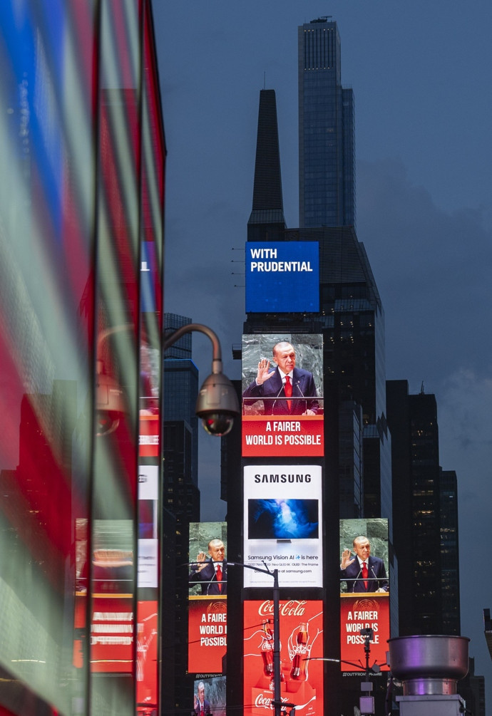 Cumhurbaşkanı Erdoğan'ın sözü Times Meydanı'nda - Resim : 1