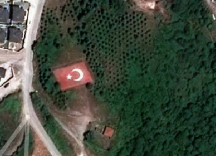 Üzerinde dev Türk Bayrağı var; O arsa satışa çıkartıldı! - Resim : 1