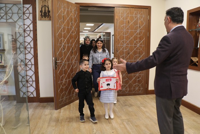 GTÜ’de rektörlük koltuğuna minikler oturdu - Resim : 1