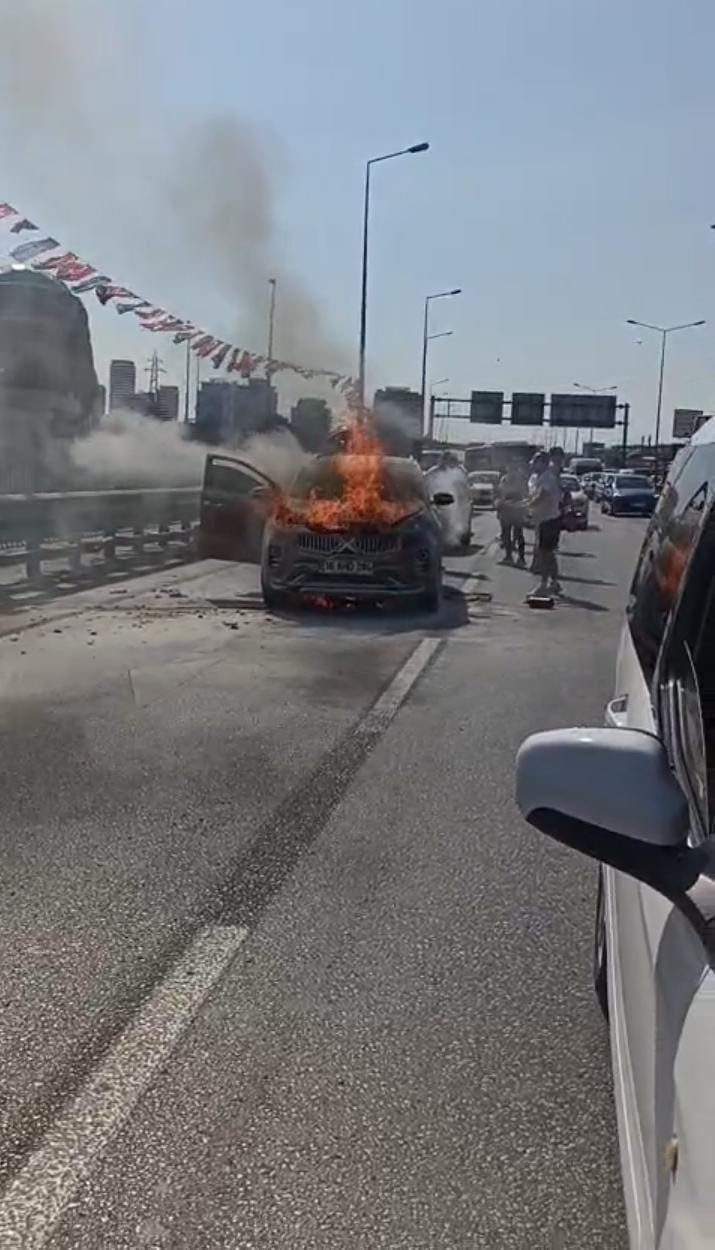 Seyir halindeki araç alev topuna döndü! - Resim : 2