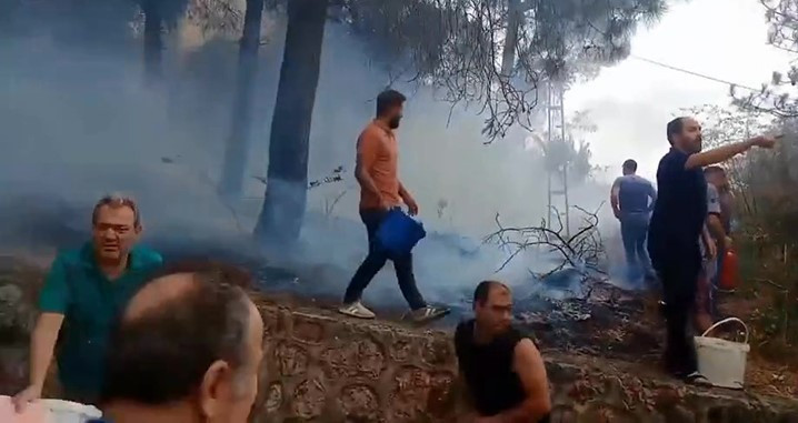 Yangınla canla başla mücadele ettiler... Kovalarla su taşıdılar! - Resim : 1