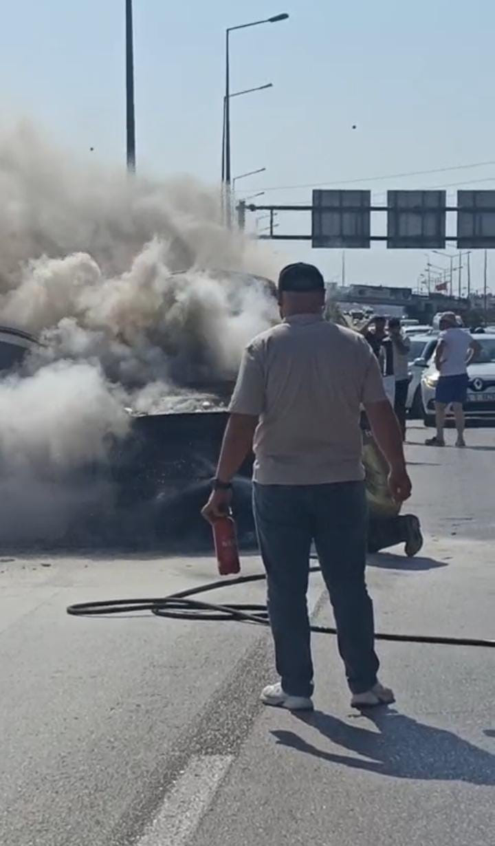 Seyir halindeki araç alev topuna döndü! - Resim : 3