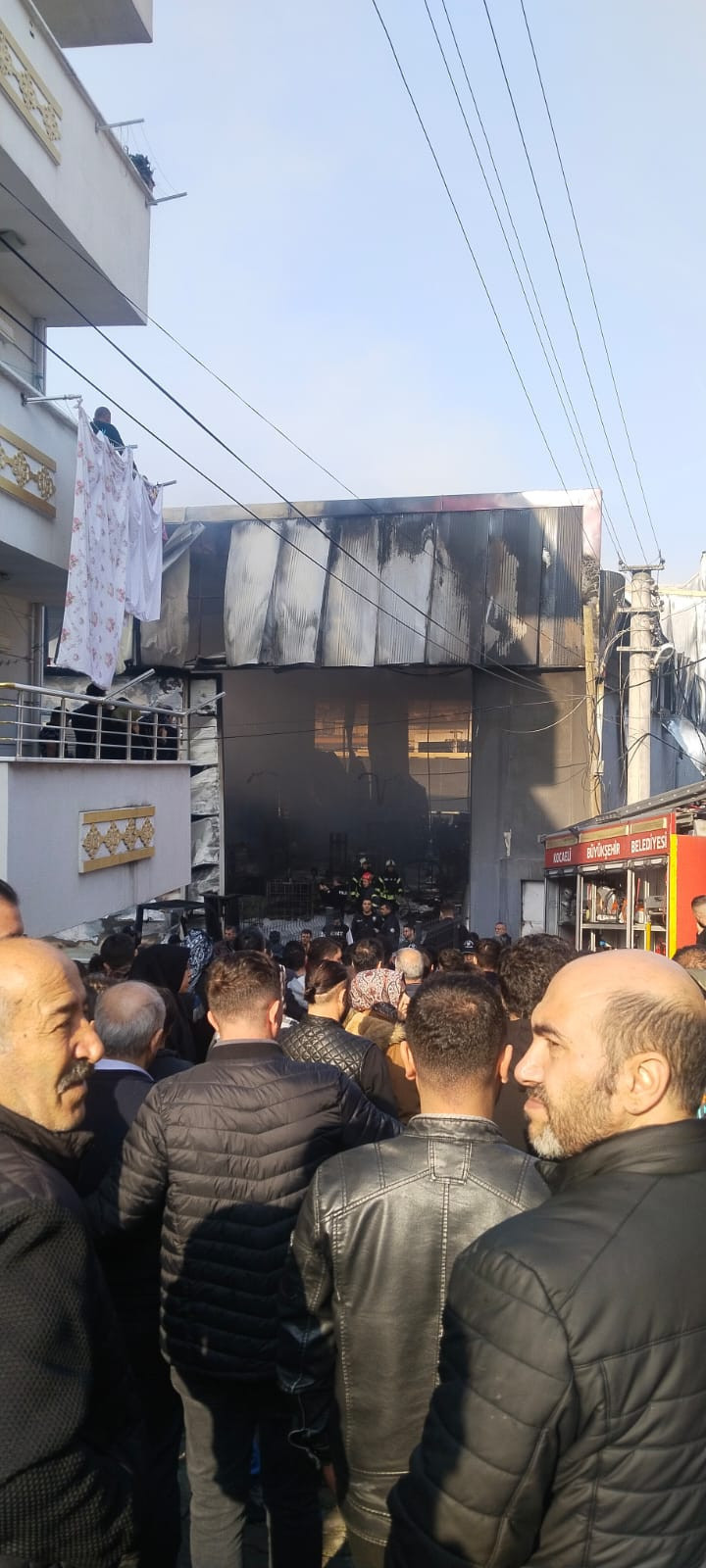 Dilovası'nda parfüm deposu alevlere teslim oldu: 6 kişi yanarak can verdi! - Resim : 1