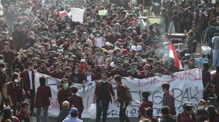 İç savaş alarmı! Halk milletvekillerinin evlerini bastı! - Resim: 1