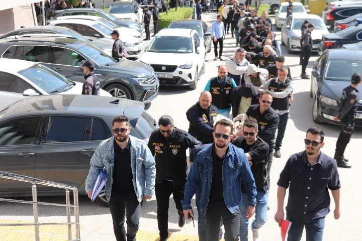 14 milyon TL'lik dolandırıcılık… Kocaeli’de yakalan dolandırıcılar adliyeye sevk edildi - Resim : 2