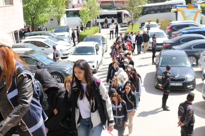 14 milyon TL'lik dolandırıcılık… Kocaeli’de yakalan dolandırıcılar adliyeye sevk edildi - Resim : 1