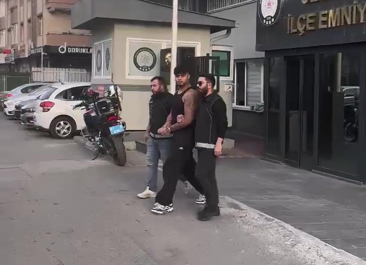 Kocaeli’de tutuklanan rapçinin adliyeye sevk edildiği anlara ait görüntüler ortaya çıktı - Resim : 1