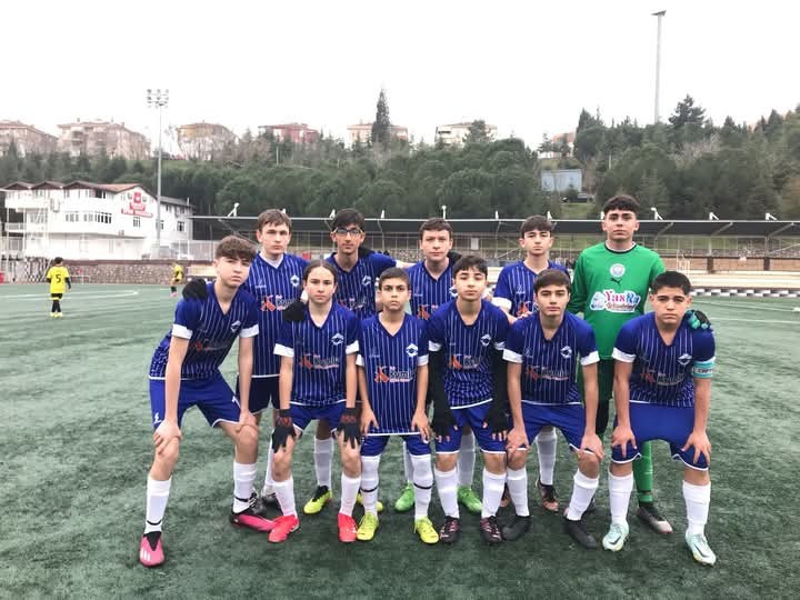 15 yaşındaki İzmitli futbolcudan MÜKEMMEL davranış! Saçlarını bağışladı! - Resim : 1