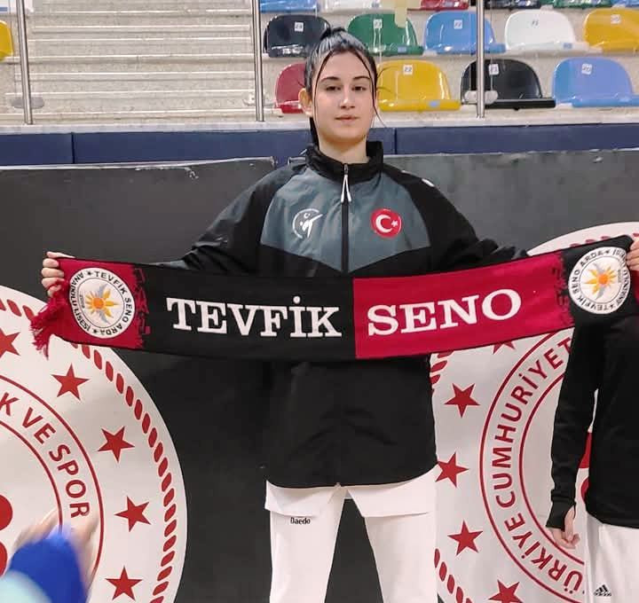 Başarılı tekvandocu Belinay yine kürsünün en üstünde! - Resim : 1