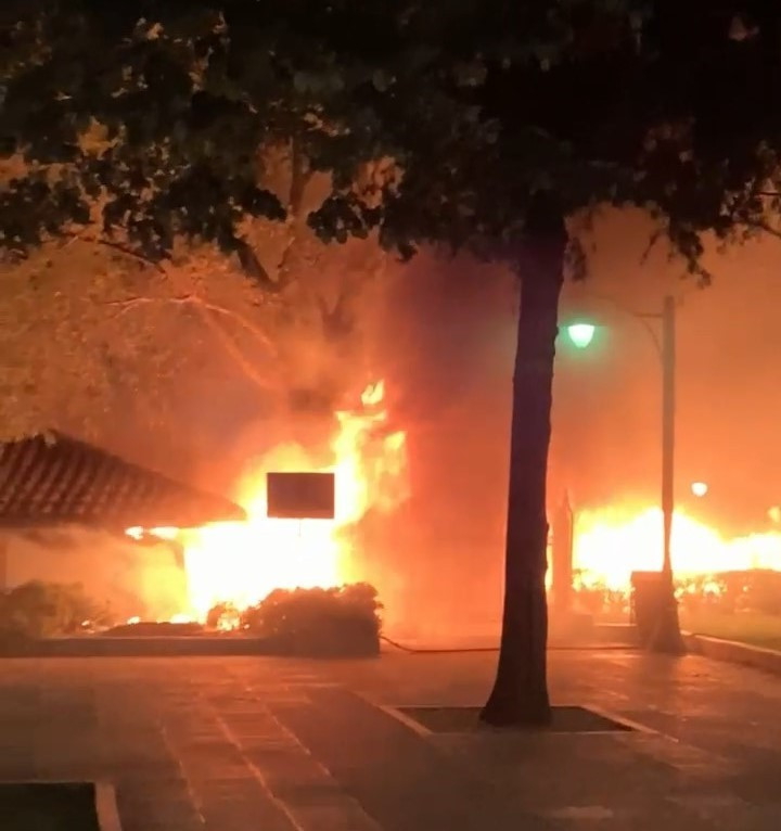 Tarihi çay bahçesi alevlere teslim oldu! - Resim : 4