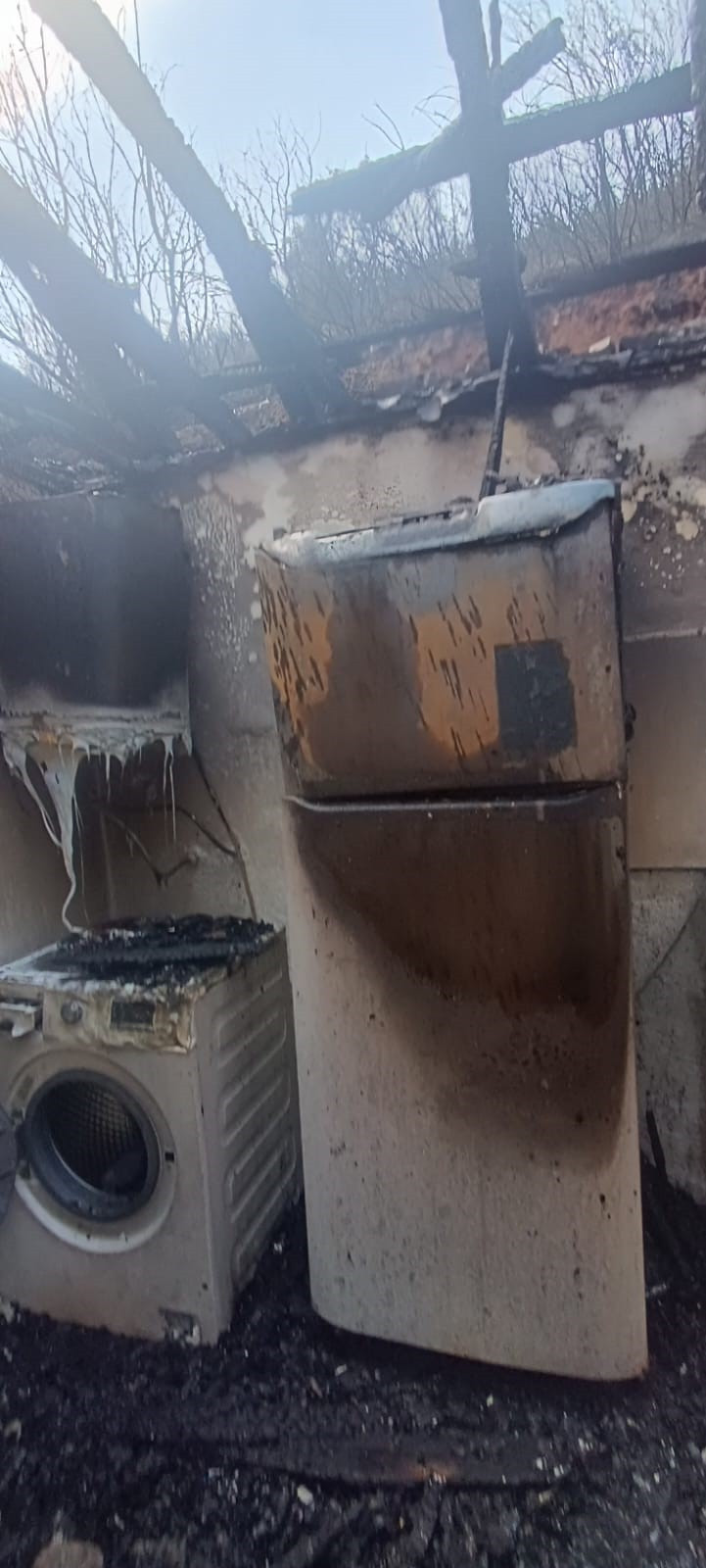 Alevlerin arasında kalan ev kullanılamaz hale geldi - Resim : 4