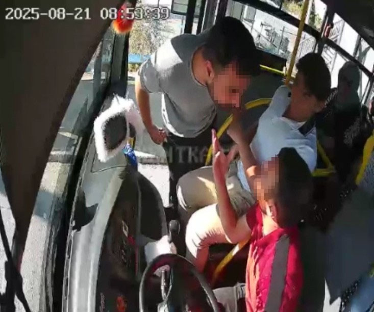 'Niye öyle bakıyorsun' diyerek otobüse bindi, şoförü tehdit etti: Gebertirim seni! - Resim : 3