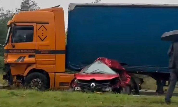 Feci kaza! TIR, otomobili biçti! - Resim: 2