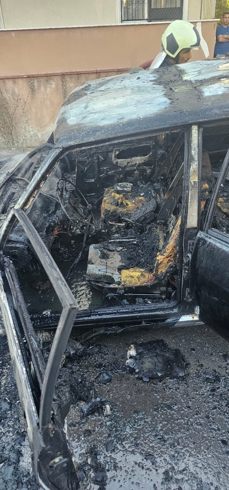 Sürücü tehlikeyi fark etti... Aracı alev topuna döndü! - Resim : 5