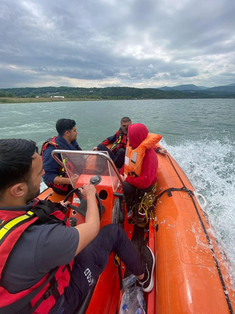 Sapanca Gölü’ne botla açılan 2 kişi mahsur kaldı! - Resim : 1