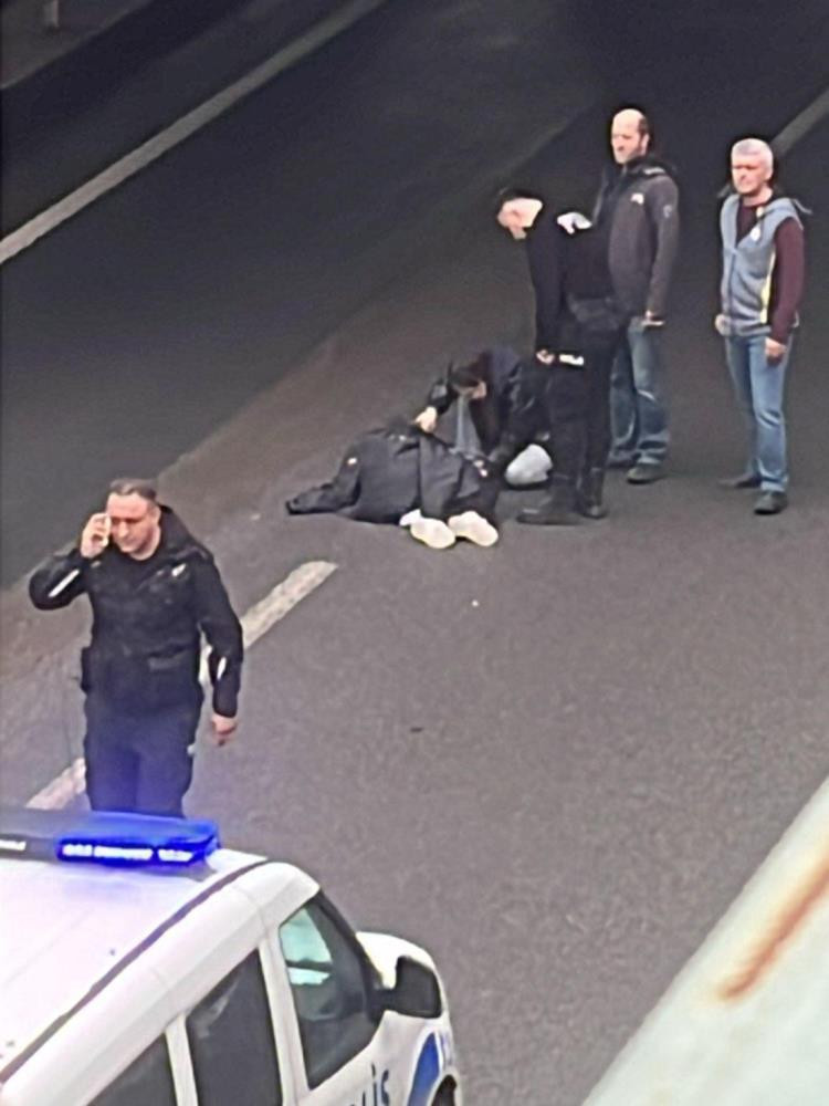 Genç kız köprüden karayoluna atladı! - Resim : 1