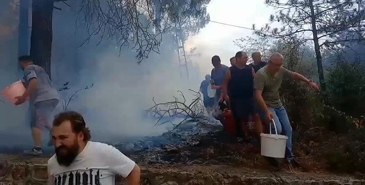 Yangınla canla başla mücadele ettiler... Kovalarla su taşıdılar! - Resim : 3