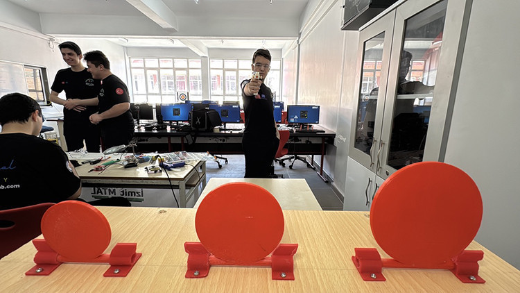 Kocaeli'de meslek lisesi öğrencileri, uluslararası robot yarışmalarında zirveyi bırakmıyor - Resim : 2