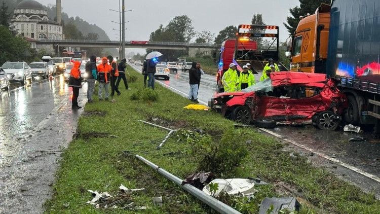 Feci kaza! TIR, otomobili biçti! - Resim: 6