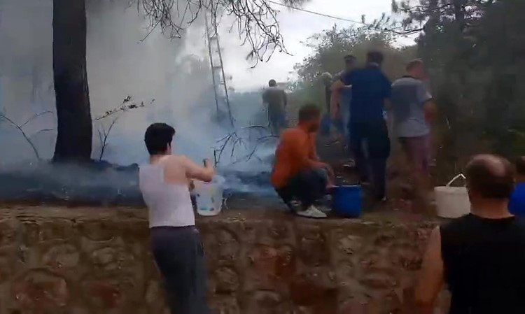 Yangınla canla başla mücadele ettiler... Kovalarla su taşıdılar! - Resim : 2