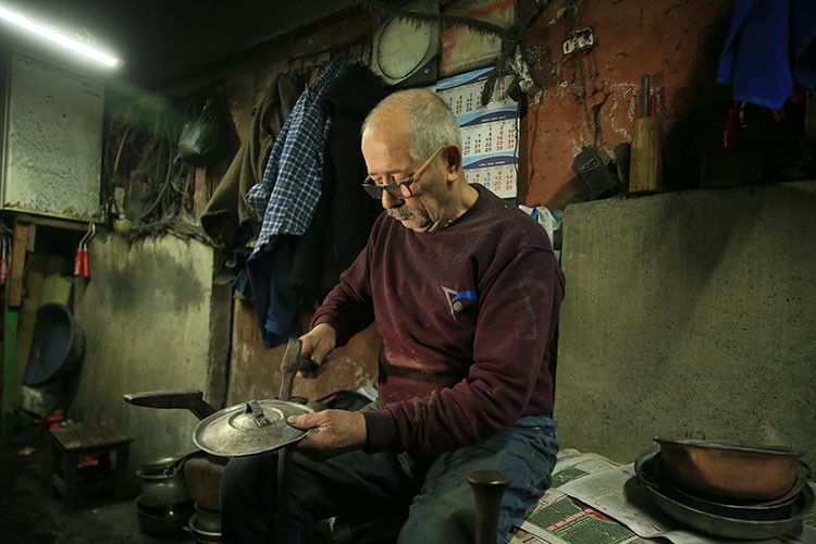 Kocaeli’nin emektar kalaycısı… 54 yıldır bakırı parlatıyor! - Resim : 1
