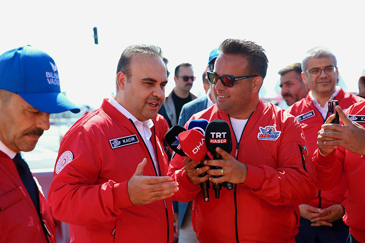 Bakan Kacır ve Selçuk Bayraktar, Kocaeli’de öğrencilerle buluştu - Resim : 1