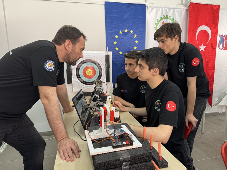 Kocaeli'de meslek lisesi öğrencileri, uluslararası robot yarışmalarında zirveyi bırakmıyor - Resim : 1
