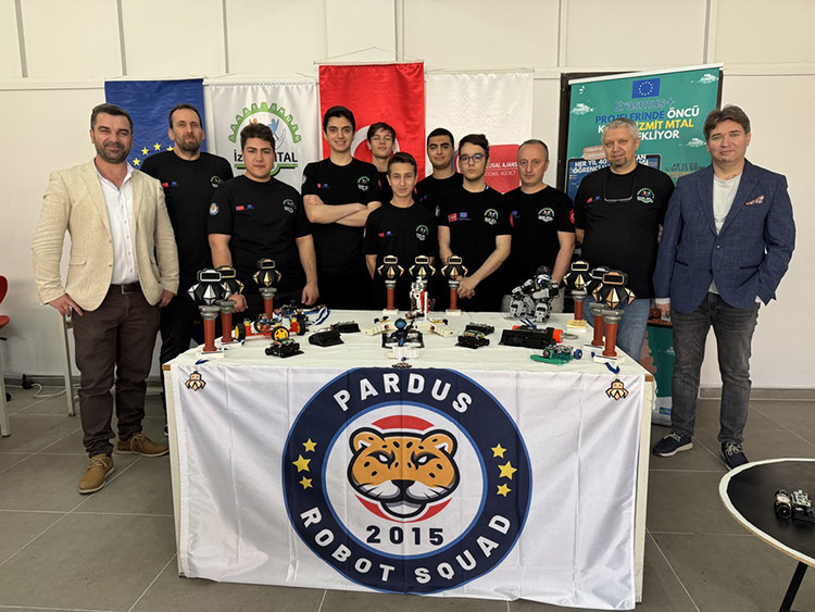 Kocaeli'de meslek lisesi öğrencileri, uluslararası robot yarışmalarında zirveyi bırakmıyor - Resim : 3