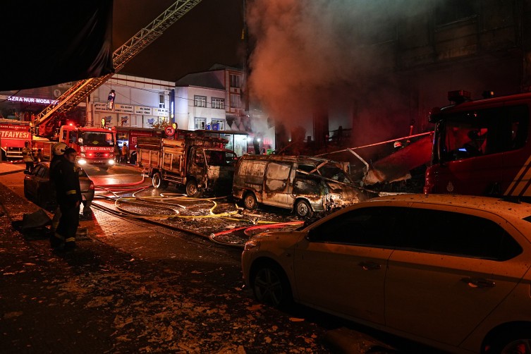 İstanbul'da faciayı aratmayan görüntüler: Alevler geceyi aydınlattı! - Resim : 1