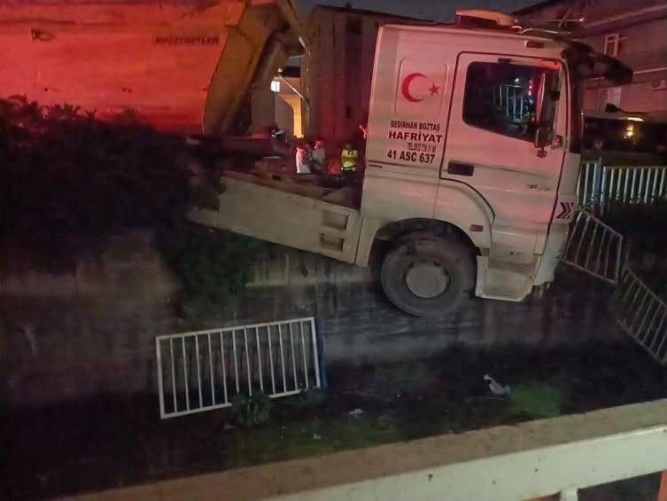 Freni boşalan kamyon dere yatağına u&ccedil;tu G&uuml;r&uuml;lt&uuml;y&uuml; duyan sokağa koştu! - Resim : 2