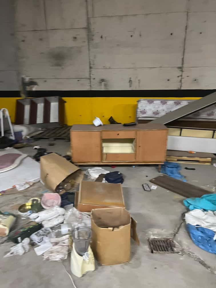 Bir yanda mutfak malzemeleri bir yanda rezalet! Belediye depoyu sahiplenmiyor - Resim : 3