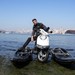 Hem denizde hem karada gidebilen motosiklet yaptı