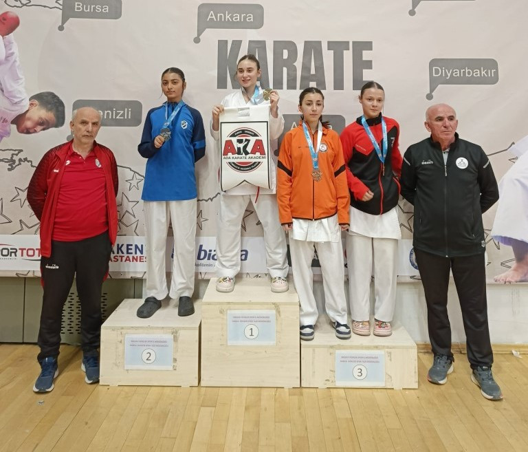 Kartepeli karateciler kürsüden inmedi! - Resim : 1